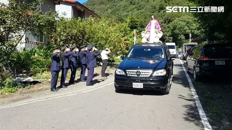 高姓警員棺木上車離開，同事行舉手禮送別。（圖／翻攝畫面）