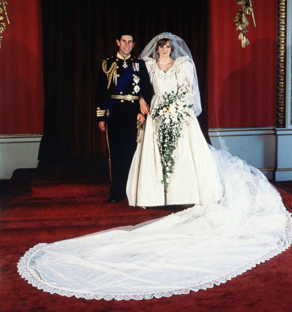 <p>El álbum oficial de la boda del príncipe Carlos y de la princesa Diana, realizado también en Clarence House, fue más extenso que el de las bodas de sus hijos, aunque la mayoría de las imágenes eran muy protocolarias, como esta en la que posan como recién casados y podemos ver la espectacular cola de ocho metros del vestido de Lady Di. (Foto: Gtres). </p>