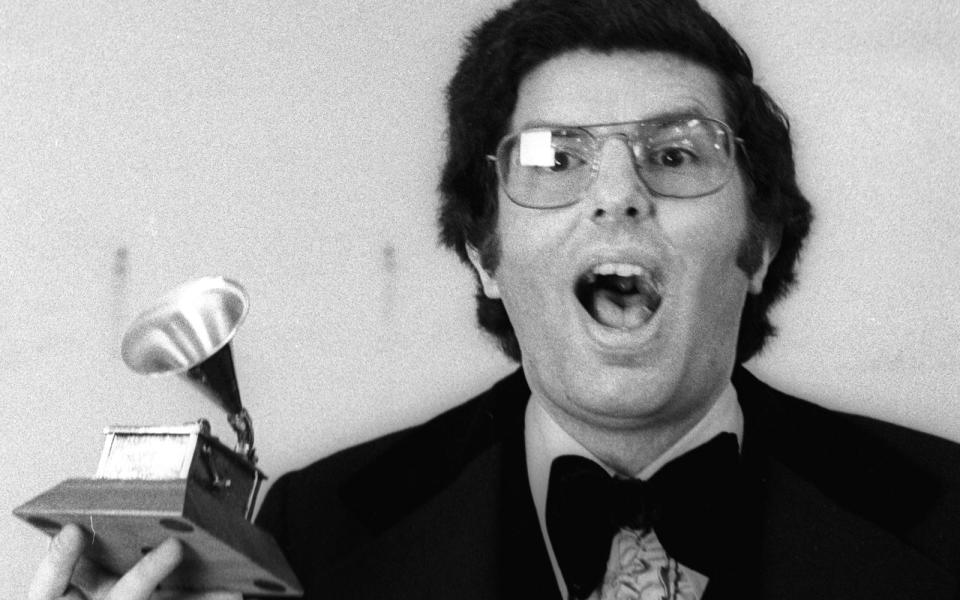 Bei der Grammy-Verleihung 1975 (Bild) hatte Marvin Hamlisch allen Grund zur Freude: Gleich vier Preise räumte der Komponist ab, unter anderem für den Barbra-Streisand-Hit "The Way We Were". Für jenen Song hatte er zuvor bereits den Oscar gewonnen, für sein erfolgreichstes Musical "A Chorus Line" holte er den Tony Award. Zwei Emmys schließlich brachte ihm sein Mitwirken an dem TV-Special "Barbra: The Concert" 1995 ein. (Bild: Ron Galella, Ltd./Ron Galella Collection via Getty Images)