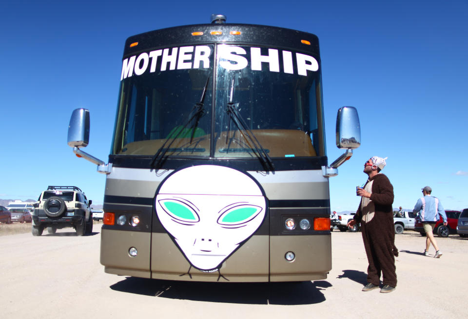 A bus arrives for a 'Storm Area 51' spinoff event on Sept. 20, 2019 in Rachel, Nevada. (Photo: Mario Tama/Getty Images)