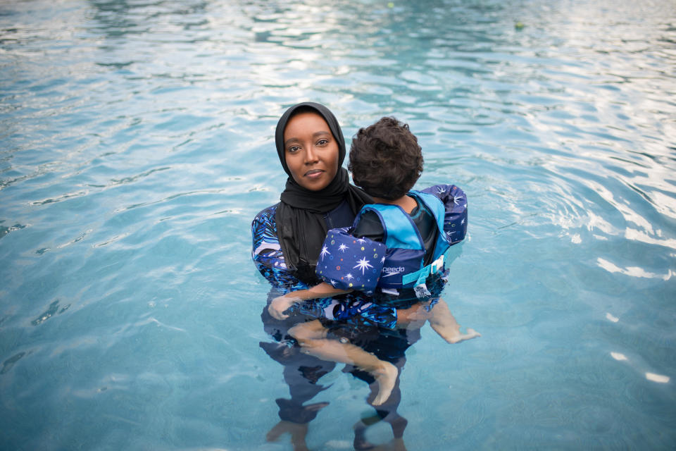 Fousia Abdullahi seems with her child at her home in Texas.&nbsp; (Photo: Kholood Eid for HuffPost)