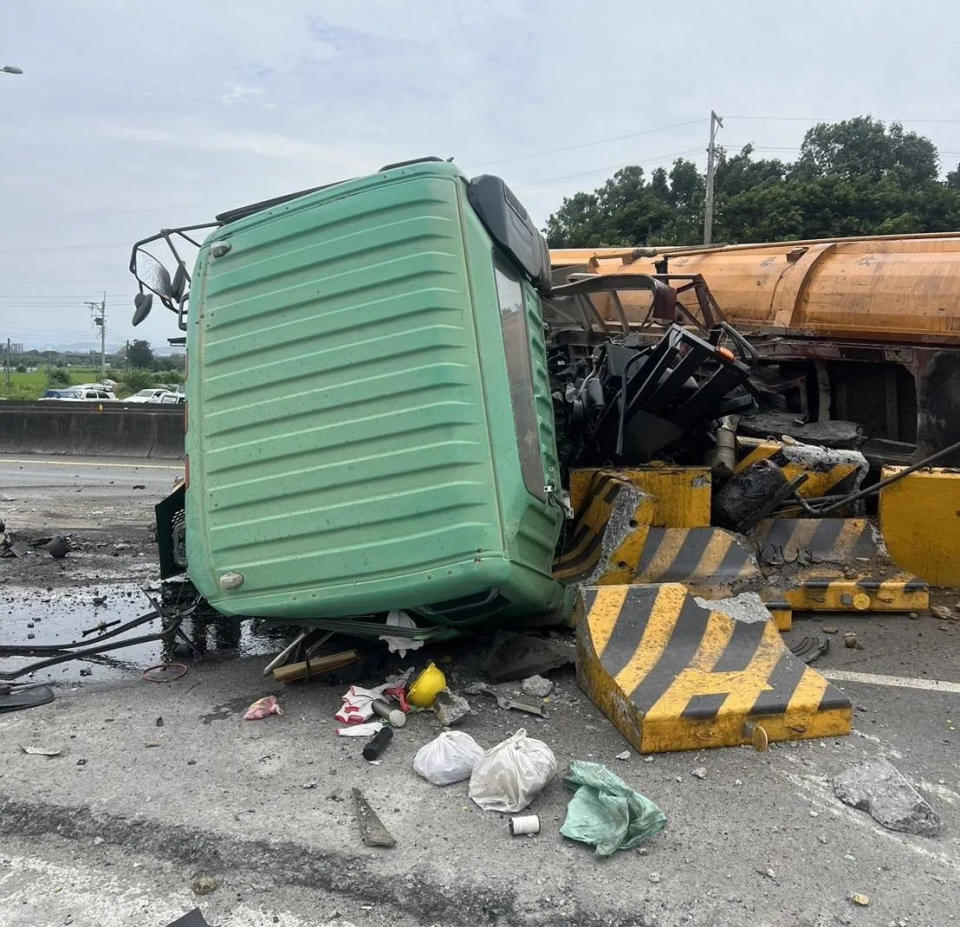 <strong>車頭裡的物品散落一地。（圖／翻攝自記者爆料網）</strong>