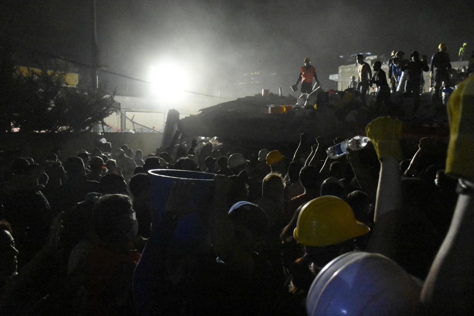 FOTOS: la fábrica destruida en México donde todos quieren ayudar