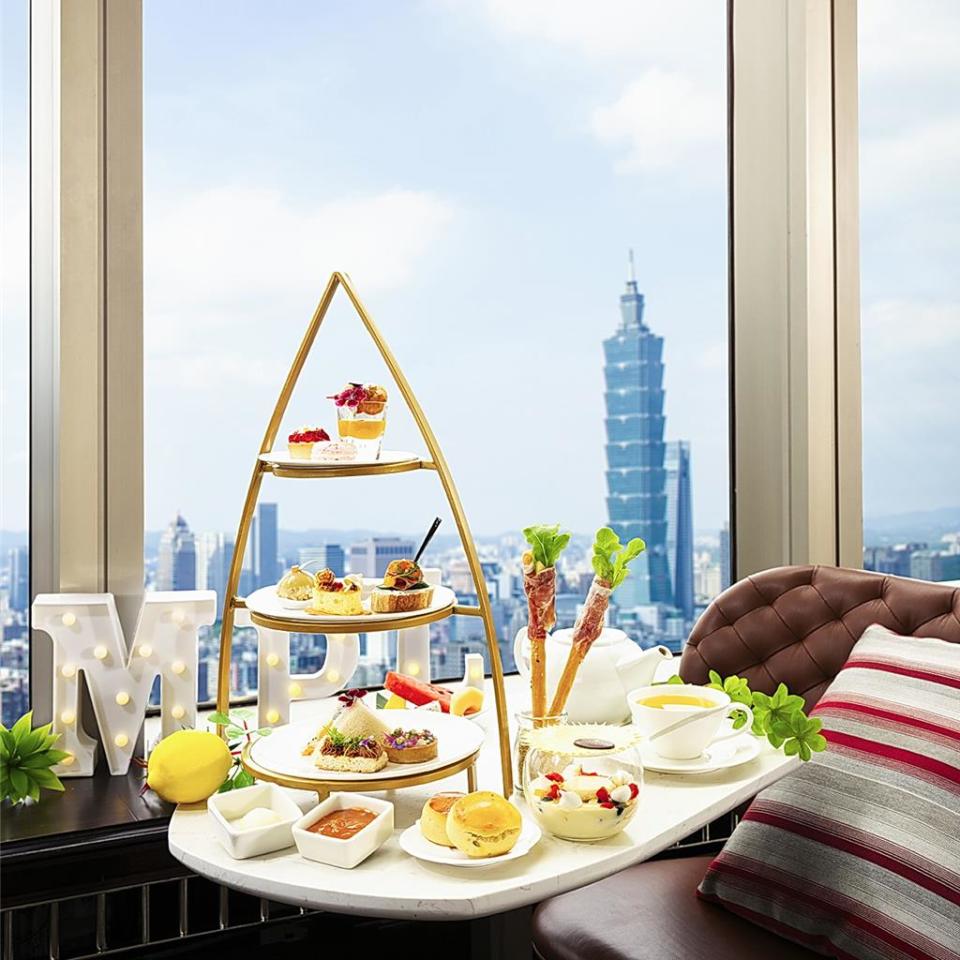 台北遠東香格里拉馬可波羅酒廊即日起至9月1日推出「仲夏鮮果下午茶」，每套1,580元＋10％。圖／台北遠東香格里拉提供