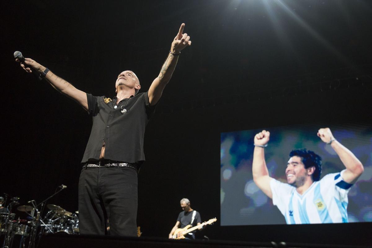 Eros Ramazzotti en el Movistar Arena espíritu rockero, sex appeal y un festejado homenaje a Diego Maradona