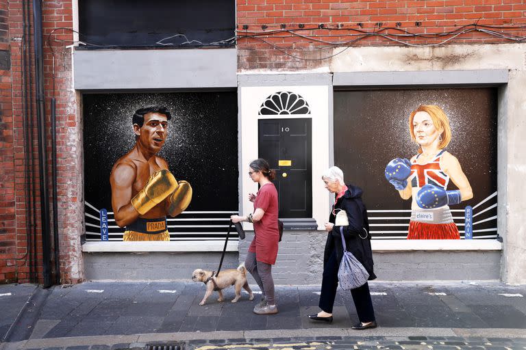 Mural con los retratos de la secretaria de Relaciones Exteriores de Gran Bretaña, Liz Truss, y el exjefe del Tesoro, Rishi Sunak, en Belfast, Irlanda del Norte, el 16 de agosto de 2022. Truss y Sunak buscan reemplazar a Boris Johnson como primer ministro británico. (AP Foto/Peter Morrison)