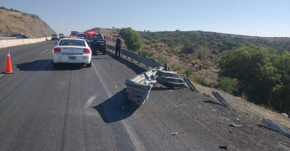 Mueren seis migrantes en accidente carretero en San Luis Potosí; hay 15 heridos