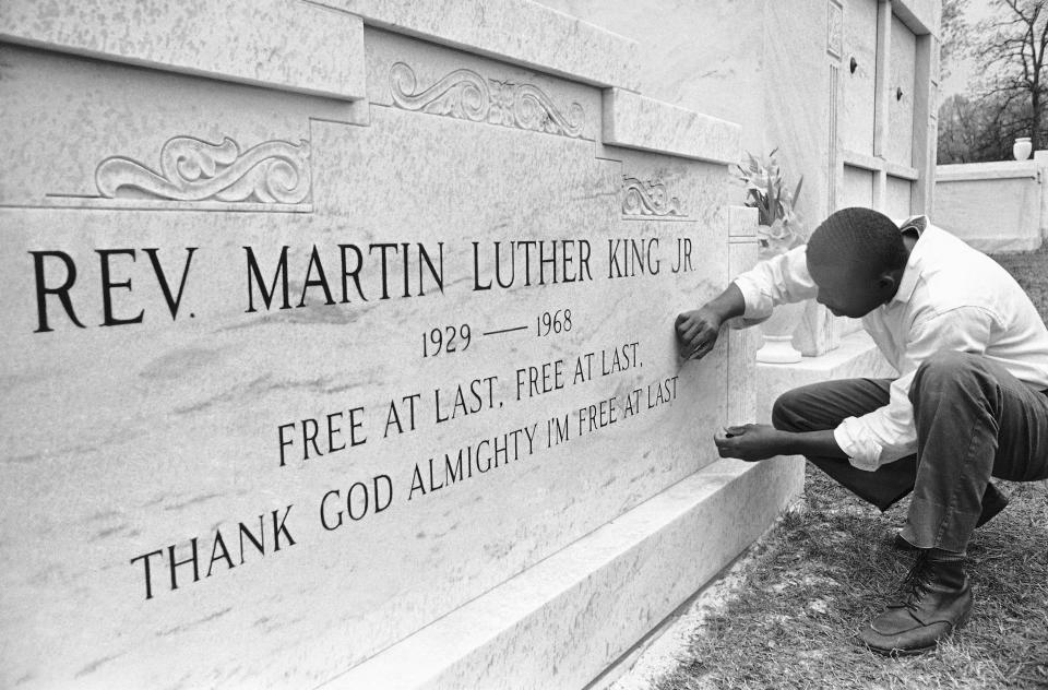 <p>Charles Arnold touches up the lettering on the crypt of Dr. Martin Luther King Jr. (Photo; Charles Kelly/AP) </p>