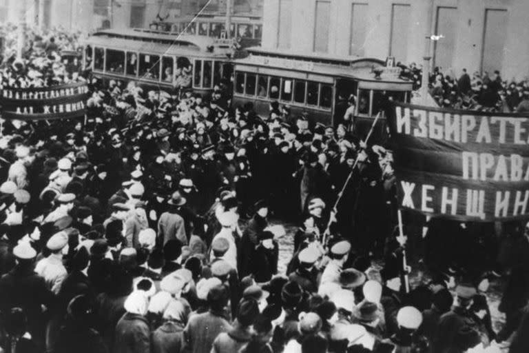 En 1917 en Rusia, miles de mujeres se lanzaron a las calles contra la guerra, una protesta que desembocó en la revolución y marcó la fecha del Día Internacional de la Mujer