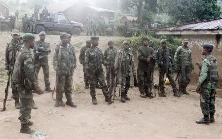 Congolese soldiers from the Armed Forces of the Democratic Republic of Congo (FARDC) receive instructions during their offence against the rebels from the Democratic Forces for the Liberation of Rwanda (FDLR) in Kirumba village of Rutshuru territory in eastern Democratic Republic of Congo, February 28, 2015. REUTERS/Kenny Katombe