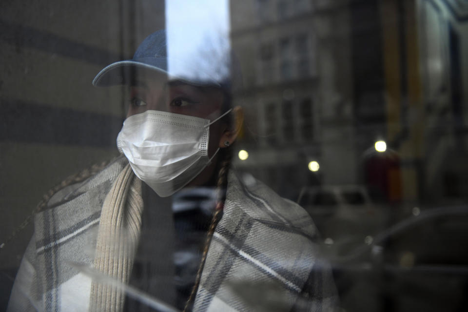 Yoseline Rosas, que perdió su trabajo como ama de llaves después del brote de coronavirus, en el vestíbulo de su edificio de apartamentos en Nueva York, el 25 de marzo de 2020. (Desiree Rios/The New York Times)