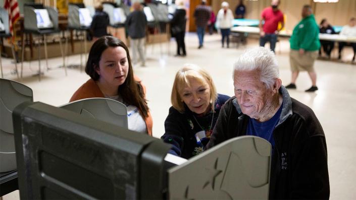 Trabajador electoral demócrata expulsado por ‘boleto demócrata directo’ preseleccionado en la máquina de votación, llamando a Rs ‘racista’