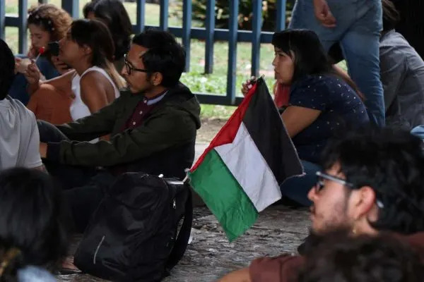 Estudiantes de la UNAM acuerdan montar campamento en solidaridad con Palestina frente a Rectoría