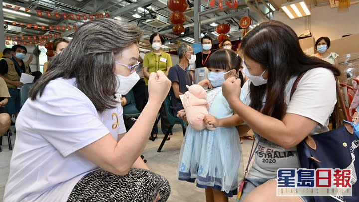 楊何蓓茵率領外展隊到梅窩鼓勵長者及幼童接種新冠疫苗。政府新聞處圖片 