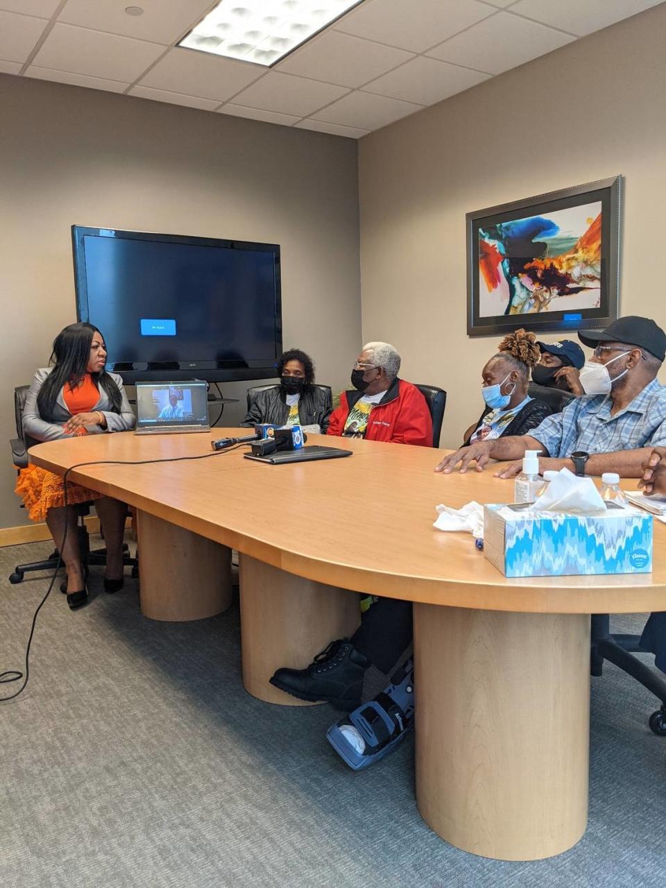 Los familiares de Antwon Cooper hablaron apasionadamente sobre su muerte a tiros el 8 de marzo a manos de un policía de Miami, durante una visita el viernes a la oficina de su abogado en Brickell.