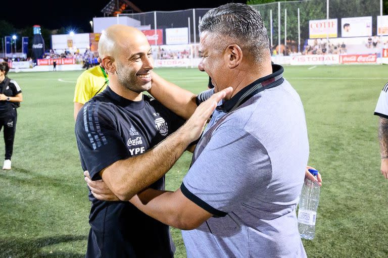 Javier Mascherano, DT de la selección Sub 20, recibe las felicitaciones de Claudio Tapia, presidente de la AFA; Argentina fue campeona del Torneo Internacional de Fútbol de la Alcudia