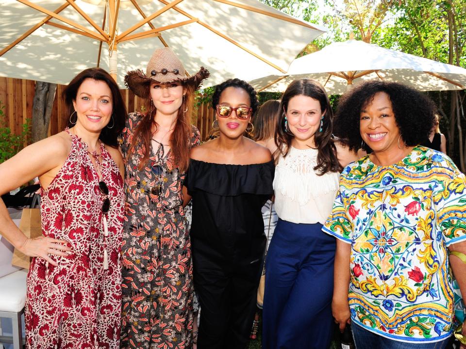 Bellamy Young, Darby Stanchfield, Kerry Washington, Katie Lowes, Shonda Rhimes pose at party.