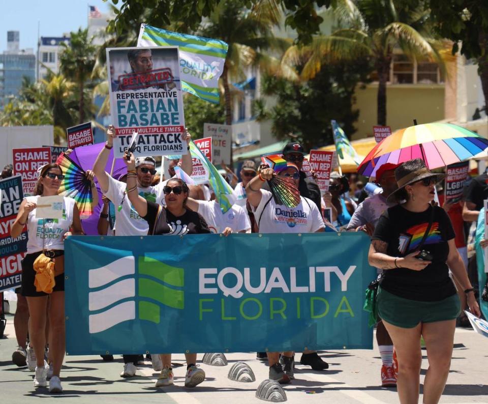 El domingo 16 de abril de 2023, empresas, organizaciones municipales, locales y LGBTQ+ desfilan hacia el norte por Ocean Drive durante el desfile del Orgullo a la luz de los proyectos de ley anti-LGBTQ+ en la legislatura de la Florida este año.