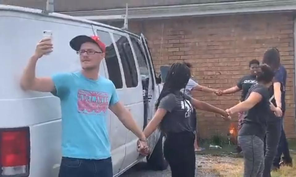 El momento en que vecinos y activistas en Hermitage, Tennessee, hacen una cadena humana para permitir la salida de su camioneta de un inmigrante y su hijo y evitar con ello que agentes de ICE presentes en el lugar los arrestaran sin una orden judicial. (Facebook / Nashville Noticias)