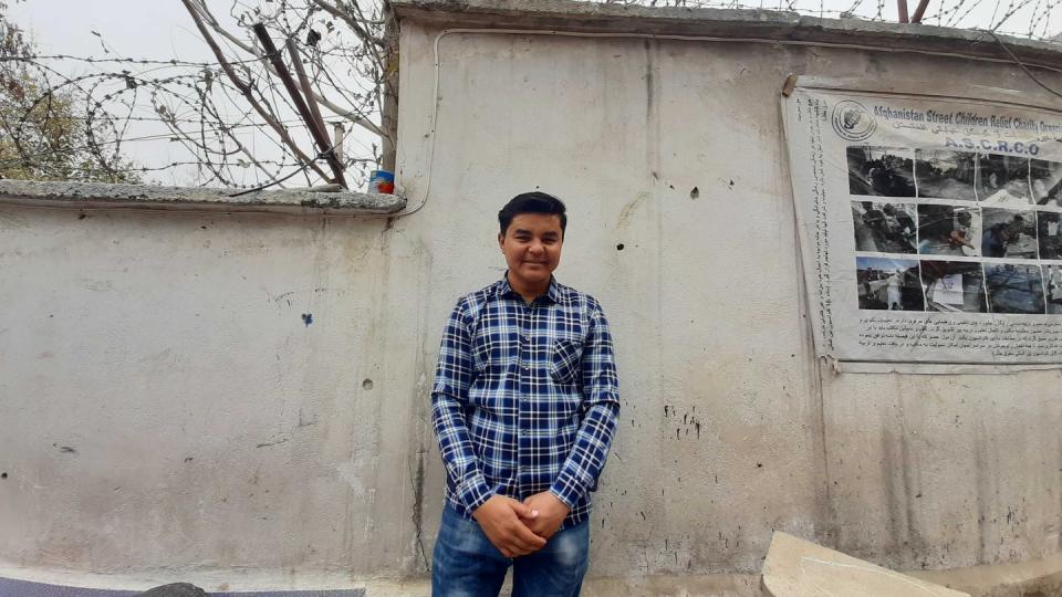 Sardar Dschafari steht im Hof einer kleinen Hilfsorganisation in Kabul, für die er arbeitet. Der 23-Jährige wurde 2019 abgeschoben.