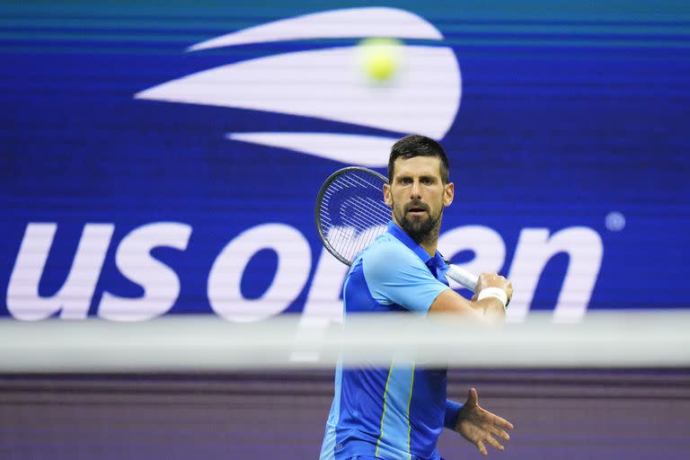 El serbio Novak Djokovic juega ante su compatriota Laslo Djere