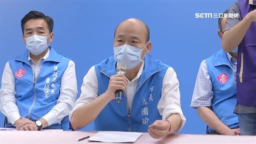 民政局長曹桓榮（左）挺韓國瑜涉妨害投票，遭檢分案調查。（圖／翻攝畫面）