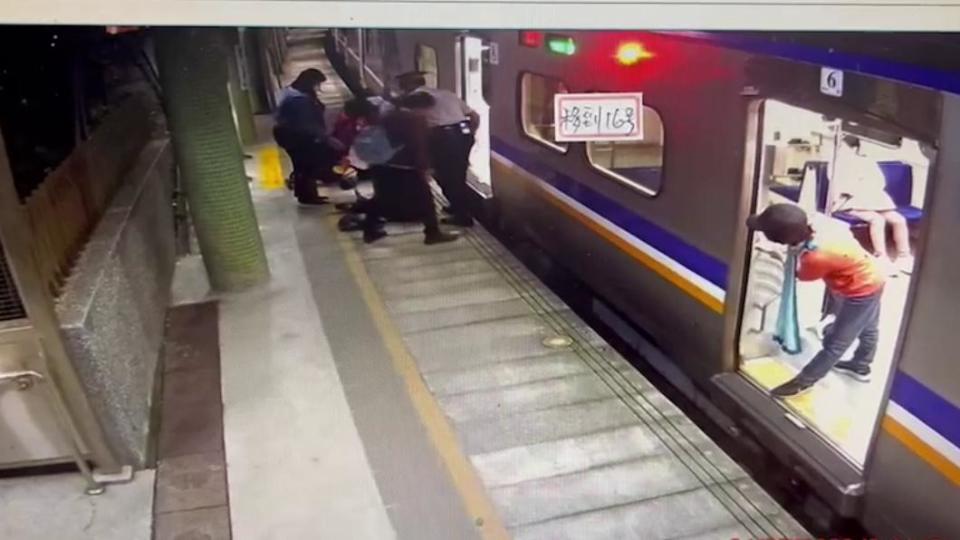 旅客搭乘台鐵搬娃娃車疑重心不穩墜落月台。（圖／讀者提供）