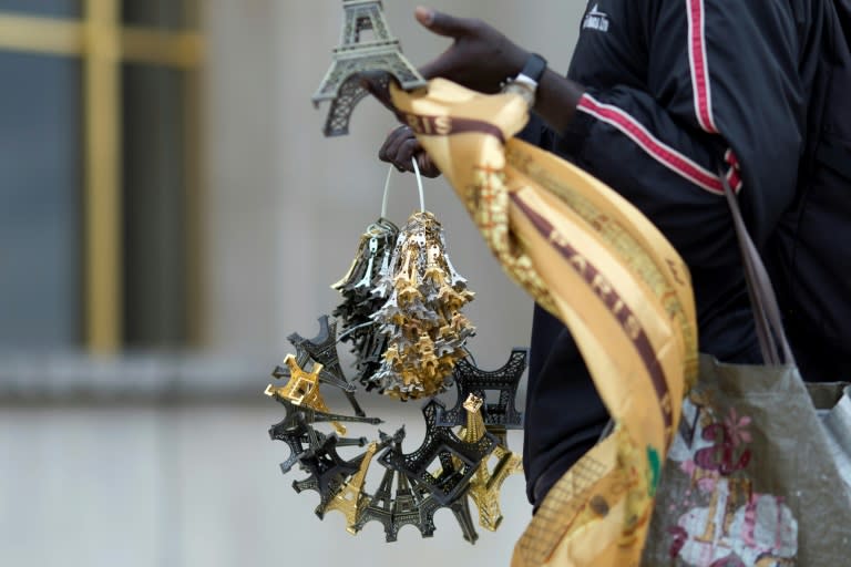 20 tonnes de Tour Eiffel miniature saisies à Paris