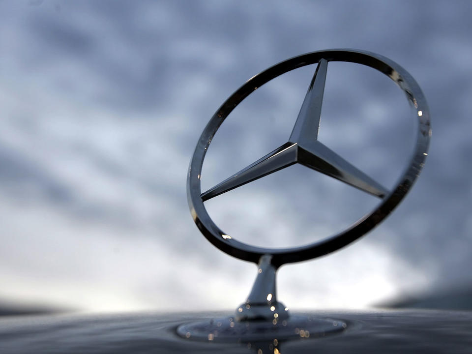 Das Kraftfahrt-Bundesamt hat einen Rückruf von Mercedes-Fahrzeugen angeordnet. (Bild-Copyright: AP Photo/Michael Conro)
