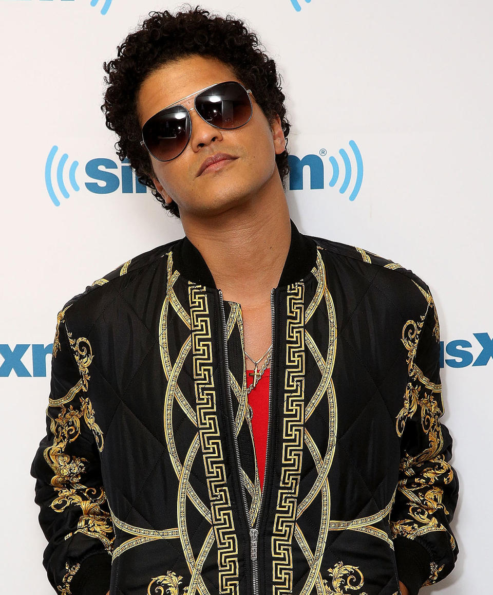 Bruno mars open. Bruno Mars Shirt. Бруно Марс в рубашке Версаче. Bruno Mars Songs. Bruno Mars Red Silk outfit.