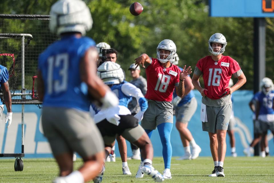 El mariscal de campo de los Detroit Lions, Adrian Martinez, hace un pase durante el campamento de entrenamiento en la sede y las instalaciones de entrenamiento de los Detroit Lions en Allen Park el domingo 23 de julio de 2023.