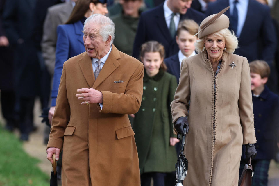 Le roi Charles III et la reine Camilla, ici arrivant à l’église St Mary Magdalene de Sandringham, dans l’est de l’Angleterre, pour le traditionnel service de Noël de la famille royale, le 25 décembre 2023.