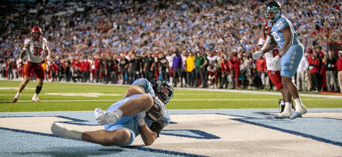 North Carolina’s John Copenhaver (81) appears to catch a pass from quarterback Drake Maye in the final seconds of the fourth quarter for a touchdown against N.C. State. The play was reviewed and the pass was ruled incomplete. Robert Willett/rwillett@newsobserver.com