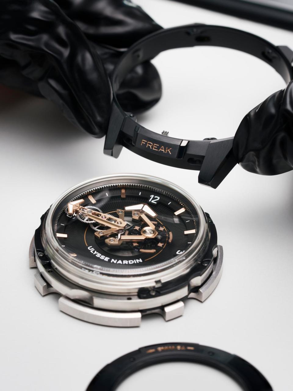 天才製錶師歐克林博士，與特立獨行的雅典錶老闆Rolf Schnyder，於2001年一起合作研發第一代Freak腕錶時，它代表著於21世紀初期開始萌芽的「高科技」機械錶的趨勢。