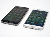 Rundum Metall, die Vorder- und Rückseiten aus kratzfestem Gorilla-Glas. Samsungs Galaxy S6 (l) und Galaxy S6 Edge (r) machen einen deutlich wertigeren Eindruck als die Vorgänger. Foto: Andrea Warnecke