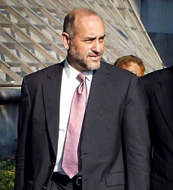 PHOTO: Attorney Mark Pomerantz arrives at Federal Court in New York, Aug. 12, 2002. (David Karp/AP, FILE)