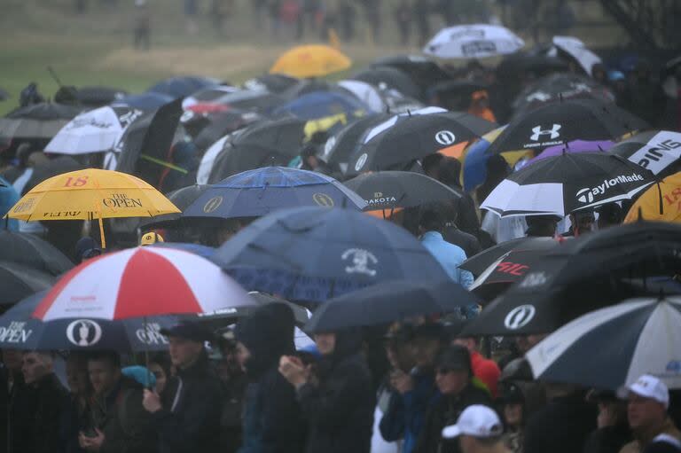 También los espectadores padecieron el mal clima en Escocia, que hizo subir los scores en la penúltima vuelta junto a la costa del Mar de Irlanda.