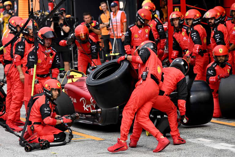 El papelón de Ferrari que se olvidó del neumático trasero izquierdo cuando se detuvo Carlos Sainz