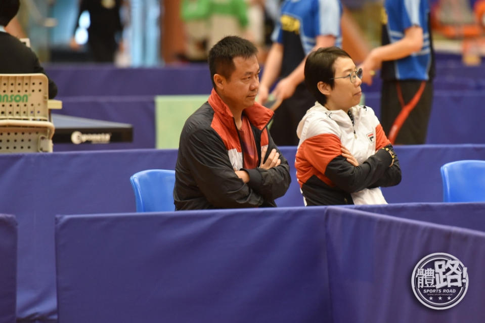 港隊主教練李靜（左）在場邊觀看這場大專組女單決賽