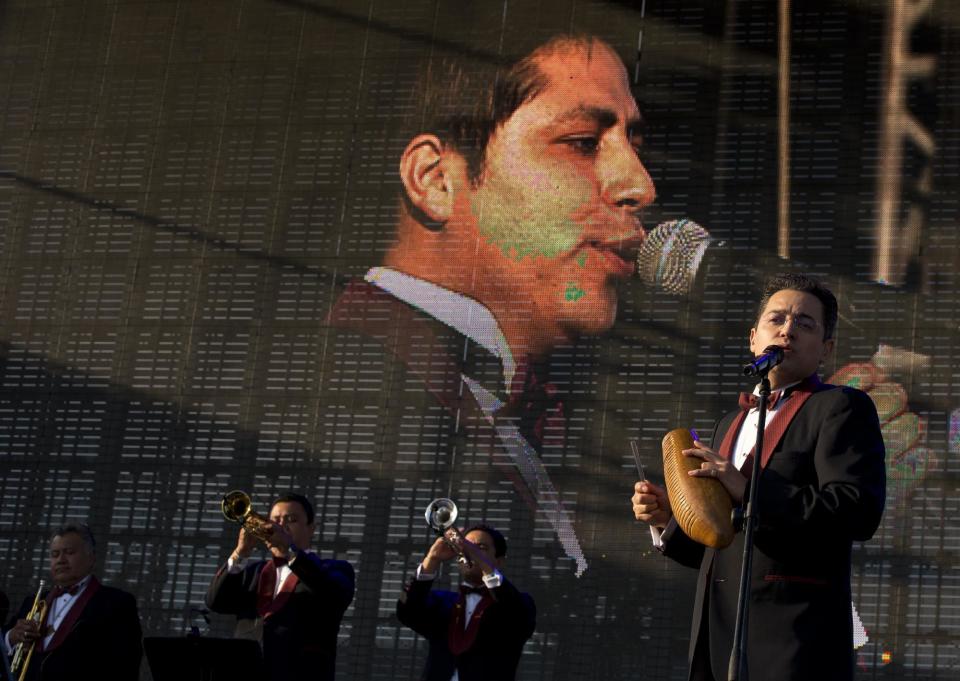 La orquesta tropical La Sonora Santanera durante su presentación en el festival Vive Latino, en la Ciudad de México, el domingo 19 de marzo del 2017. (AP Foto/Rebecca Blackwell)