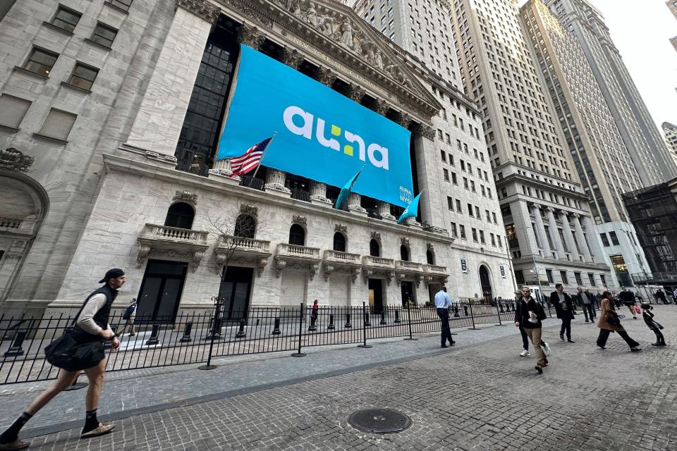 FTSE, Wall Street People walk past the New York Stock Exchange