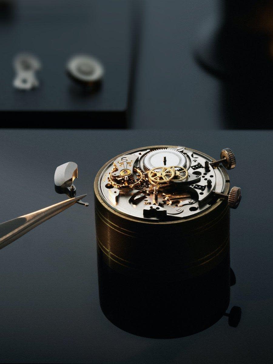 積家組成一個10名專業製錶師團隊，透過廠內保存良好的大量原始零件以及檔案藍圖，找到零件甚至重新製作零件，為古董錶進行修復。
