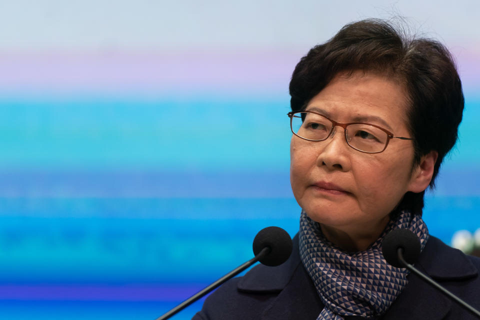 Hongkongs Regierungschefin Carrie Lam hält sich aktuell bedeckt zum Thema Familientrennungen (Bild: Anthony Kwan/Getty Images)