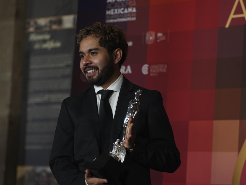 Kristyan Ferrer posa con su premio a mejor coactuación masculina por “Los minutos negros” en la 64a entrega del Premio Ariel del Cine Mexicano en la Ciudad de México el 11 de octubre de 2022. (Foto AP/Marco Ugarte)