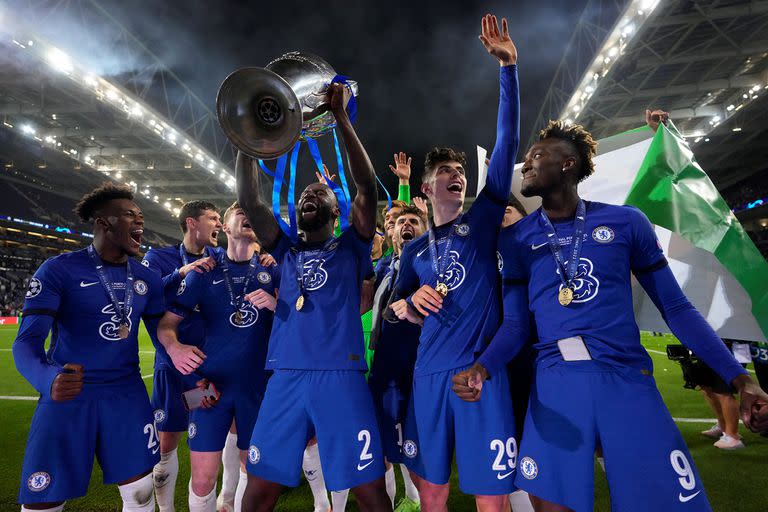 Los jugadores de Chelsea festejan la conquista de la Champions League ante Manchester United; el club inglés también se quedó con el mercado global de las redes sociales