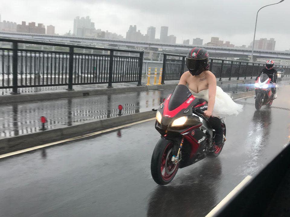 正妹穿著性感低胸婚紗騎檔車。（翻攝自dogdog7047 IG）