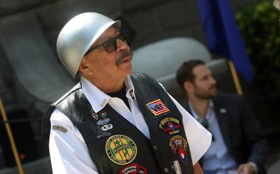 Frank Jaramillo, de 73 años, galardonado con la Estrella de Bronce, fue uno de los homenajeados durante la ceremonia del Memorial Day celebrada en el Courthouse Park en Madera, el 29 de mayo de 2023.