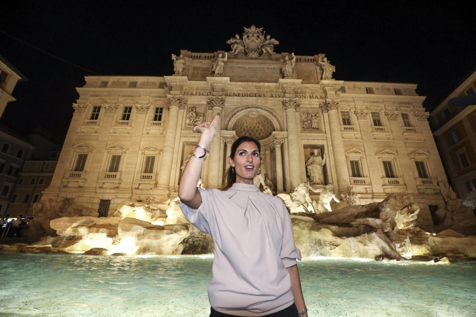 Virginia Raggi alla Fontana di Trevi (Foto Carlo Lannutti/LaPresse)