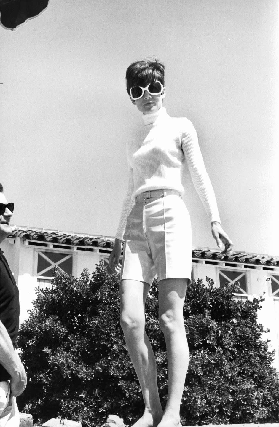 <p>A casual Audrey Hepburn wearing Bermuda shorts and giant sunnies.<br></p>