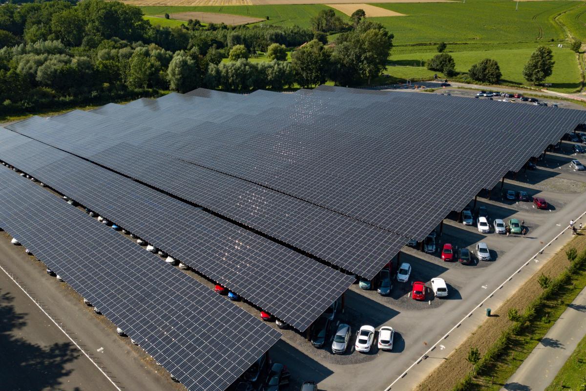 La nouvelle loi française obligera le stationnement pour l’installation de panneaux solaires